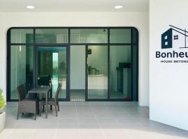bonheurhousebetong, hotel in Betong