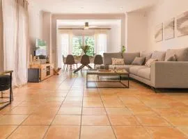 Lakefront Family House with Cinema Room, Kids Area & BBQ