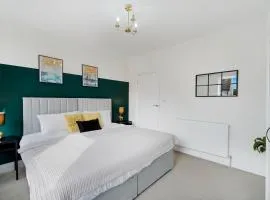 Contractor Deal,Modern Family 3BR Home in Bedford, Sleeps 5