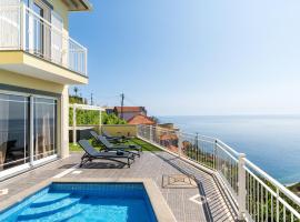 Casa Agrela by Rent2U, Lda Swimming Pool & Jacuzzi, hotel v destinaci Calheta