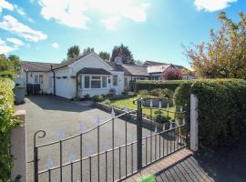 Spacious 3-Bed Bungalow with Parking in Pensby by Rework Accommodation, bungalow &agrave; Birkenhead