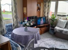 Static caravan - sleeps 8, hotel in Great Driffield
