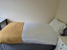 private room with a showerroom to your own, hotel v destinaci Durham