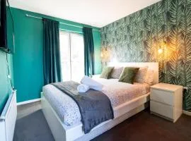 Cheerful 4-bedroom house with multiple car parking