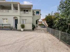 Stunning Apartment In Duce With House Sea View