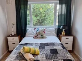 Cottage - Sleeps 4 - Parking - WiFi