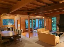 Cozy Wooden Home Getaway & Onsen