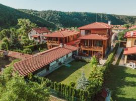Къща за гости "Фамилия", B&B in Raduil