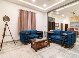 Stylish & Cozy Retreat With Jacuzzi