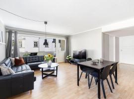 Sentralt i Kvadraturen med 3 soverom, veranda og P-plass，位于克里斯蒂安桑的酒店