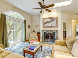 All-Season Outdoor Base Camp Gold Country Home!, hotel di Fiddletown