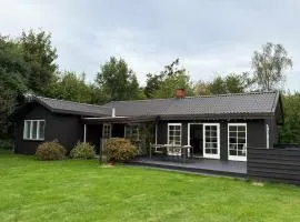 Family Vacation home 1 minute from Beach