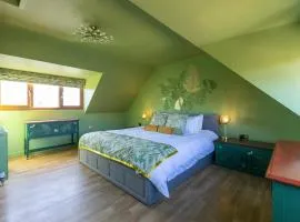 Beautiful and Warm 5-bed Home in Newark by Renzo, Free Parking, Close to A1