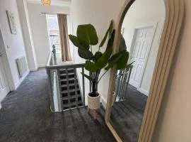 ResiLets Barnard St NEW Large 4 Bed House, Contractor Stays, Central