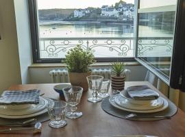Studio moderne au cœur de Sauzon avec kitchenette et Wi-Fi - FR-1-418-227, hotel in Sauzon