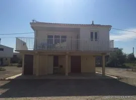 Chalet cosy à 400m de la plage avec terrasse et parking - 2 chambres, 4 pers. - FR-1-784-17