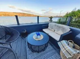 Cosy Lochside Cottage with Mountain and Sea Views