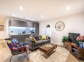 Luxury 2BR Penthouse-1, Private Terrace, City Center, Free Parking