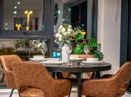 Luxury 2BR Penthouse-1, Private Terrace, City Center, Free Parking