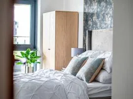 Leeds City Centre 2BR Apartment - Luxury Stay with Private Terrace