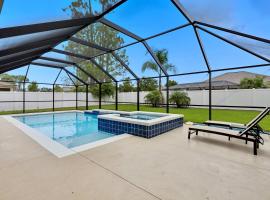Luxury Heated Pool & Spa Fenced Yard & Beach Gear, ξενοδοχείο σε Bon Terra