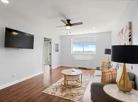 Cozy Haven 2BR Condo 2207 Near Mart- Free Parking