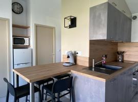 Petite maison confort dans résidence de vacances, hotel em Dolus