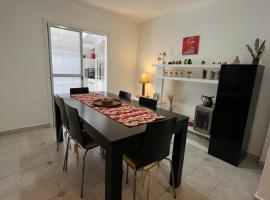 Casa Matteo con quincho, patio y cochera, hotel in Las Grutas