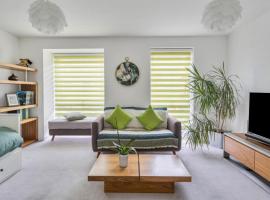 Luxurious 3BD Town house with garden, hotel in Hackbridge