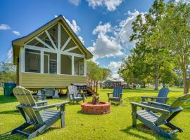 Cozy Couples Retreat with Porch on Bayou Teche!, Hotel in New Iberia