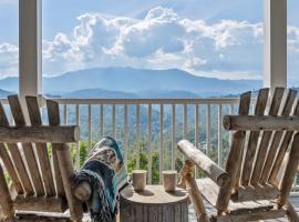 Luxury Smoky Mountain Cabin, Panoramic Views, 3 King Bedrooms, Hot Tub, koča v mestu Gatlinburg