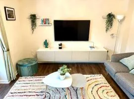 3 Bed House Near Airport & City Free Parking