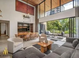 Morph 201 - High ceilings & modern apt/BBQ