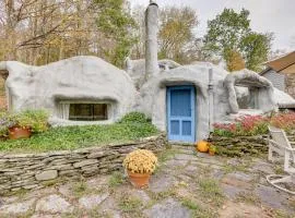 < 6 Mi to Arlington: 'Whimsical Stone Abode!'