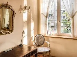 Cosmo - Old Money Apartment