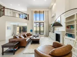 Luxe Villa Spacious Family Home with Pool and Patio