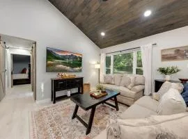 The White Lodge 4BDR Sleeps 8 with Fire Pit