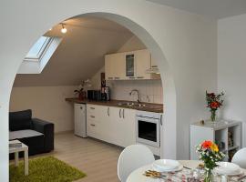 Apartments Bukor with seasonal pool，位于Lukovica pri Domžalah的带泳池的酒店