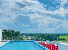 Bright rooftop pool studio in Mtwapa, Fast Wi-Fi ,Free parking ,Near Beach