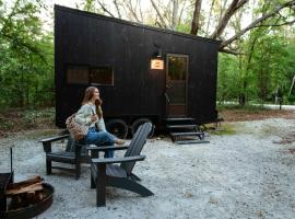 Postcard Cabins Wild Rose, Outdoor Collection by Marriott Bonvoy，Wild Rose的露營地