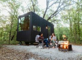 Postcard Cabins Ozark Highlands, Outdoor Collection by Marriott Bonvoy，Osceola的露營地