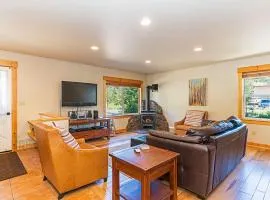Dog Friendly Home in Central Truckee, Walk to Shops and Restaurants, Close to Skiing!