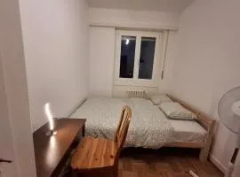 Chambre double dans un appartement avec TV, cuisine, douche et WC