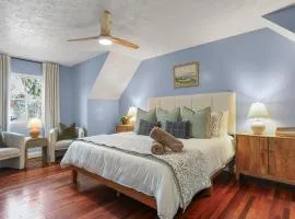 Family & dog-friendly house w pool & entertainment galore! Halfway to Downtown Savannah and Tybee Beach