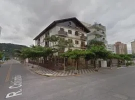 Apartamento Lelis - Descanso para a família e seu pet, pertinho do mar - praia Guarujá - SP