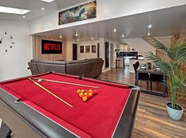 Contractors Heaven-POOL TABLE-THREE BEDROOM HOUSE WITH SEPARATE ONE BEDROOM SELF CONTAINED-Close to AIRPORT, hotel in Luton