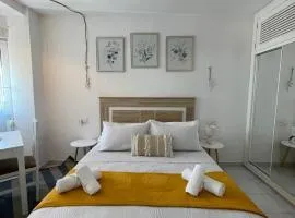 Moderno estudio con vistas al mar