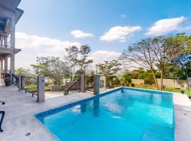 Palace at D Borland View -Gold Standard Certified, ξενοδοχείο σε Santa Elena