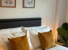 2BR Luxury Apt in Cathedral Quarter