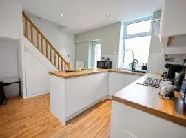 2 Bedroom House- Contractors - Families - Sleeps 4